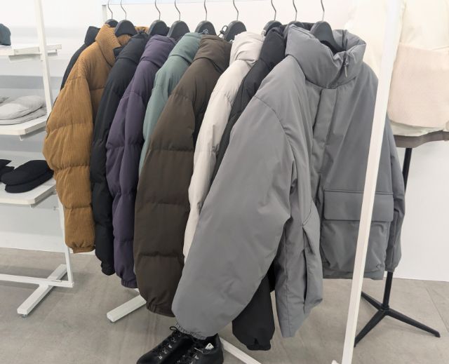 ラックにかけられたヒートパデットスタンドブルゾンとヒートパデットブルゾン