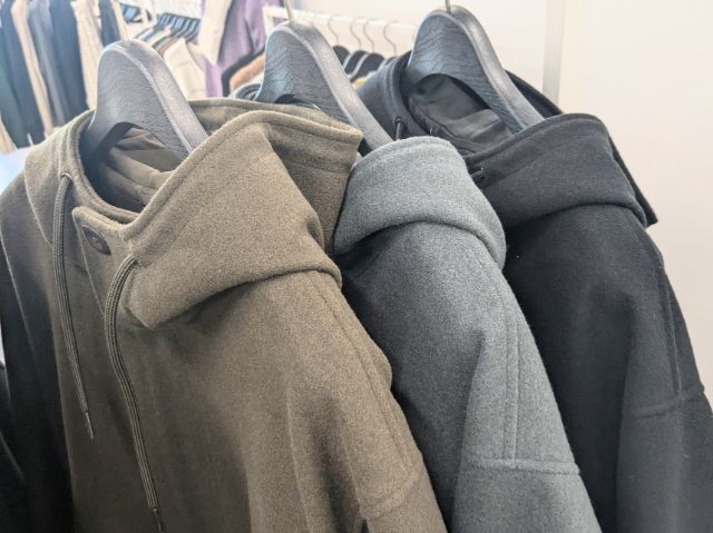 ラックにかけられたコージーメルトンパーカ