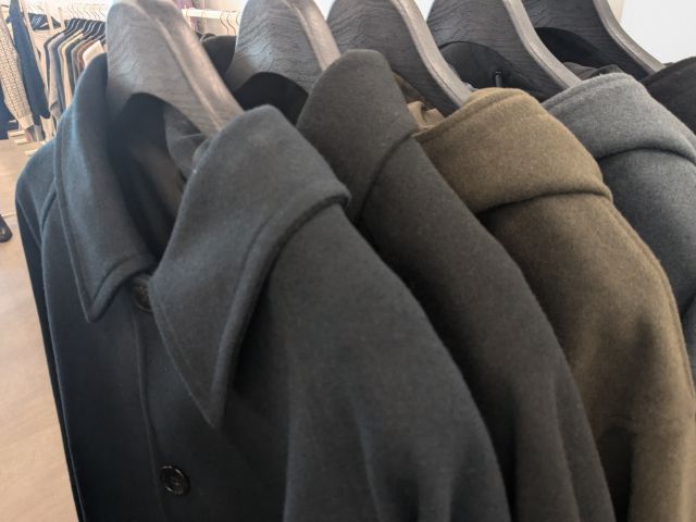 ラックにかけられたコージーメルトンバルマカーンコート