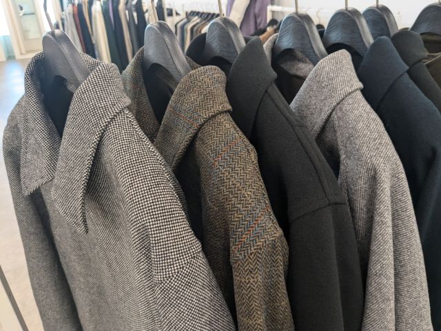 ラックにかけられたコージーメルトンジップアップブルゾン