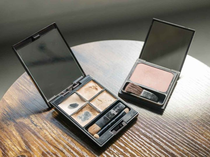 画像: 左から「コスメデコルテ トーンパーフェクティング パレット 01」、「オサジ ニュアンスブラッシュ d04」／ともに本人私物 出典：ftn