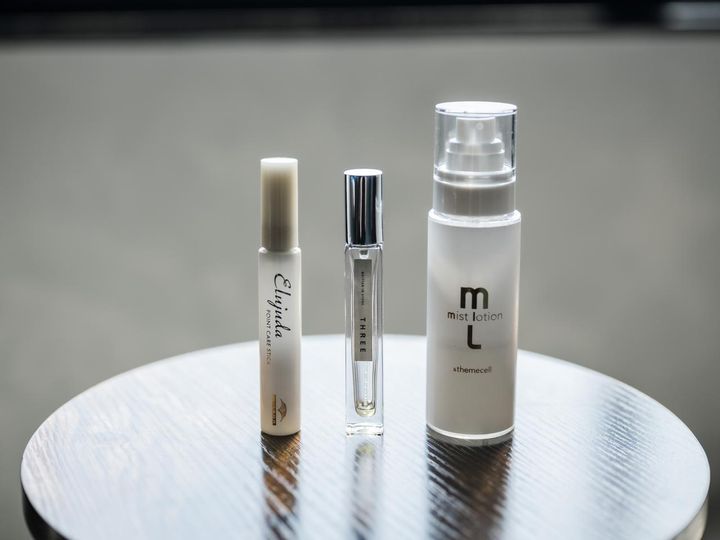 画像: 左から「エルジューダ ポイントケアスティック」、「スリー エッセンシャルセンツ00」、「アンド ザ ミセル プライム ミストローション」／すべて本人私物 出典：ftn