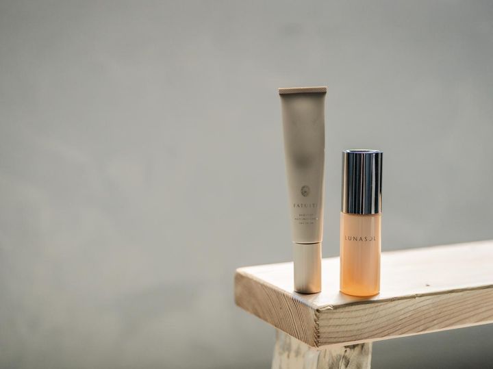 画像: 左から「ファチュイテ ブライテスト マルチプロテクションデイクリーム SPF30 PA＋＋＋」、「ルナソル クラリティフロウリクイド OC02」／ともに本人私物 出典：ftn