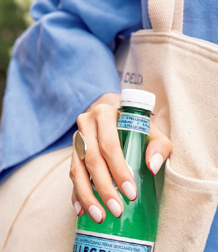 赤の細いフレンチネイル