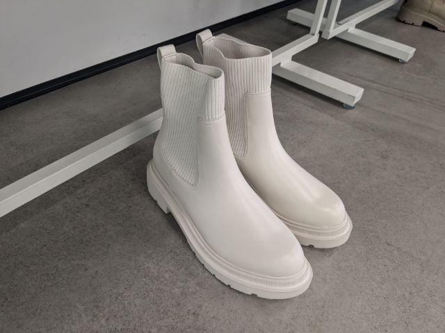 白のリブニットソックスブーツ