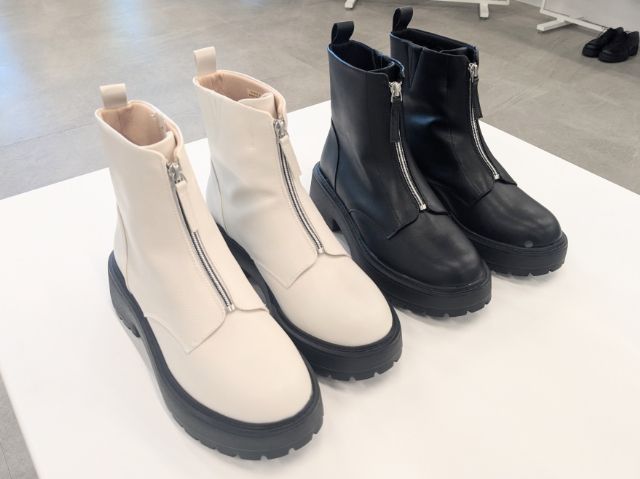 白と黒のフロントジップブーツ+E