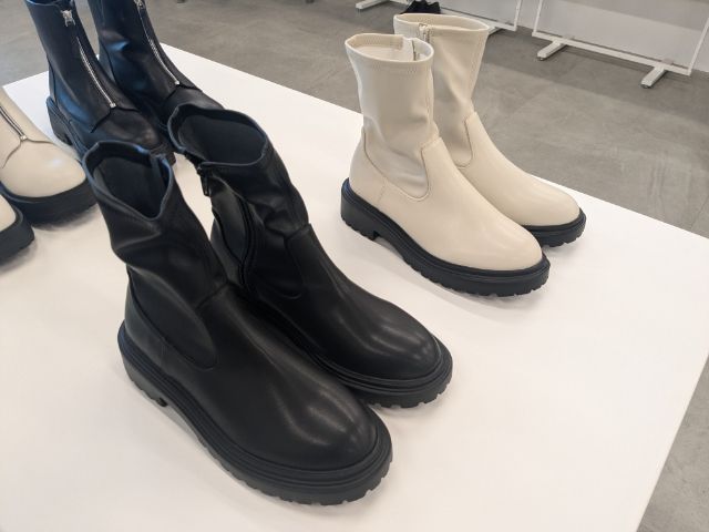 黒と白のウルトラストレッチボリュームソールブーツ