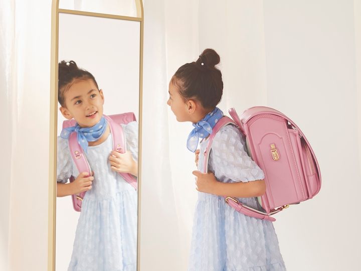 「grirose(グリローズ)」ランドセル店舗で試着の様子