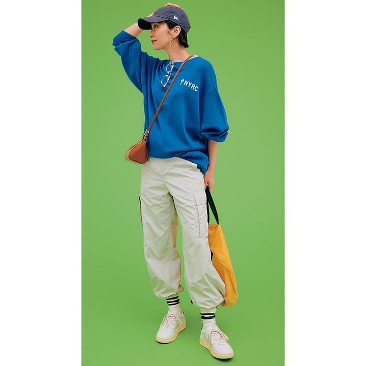 青スウェットトップスに白パラシュートパンツ、ラインソックスのスポーティコーデ