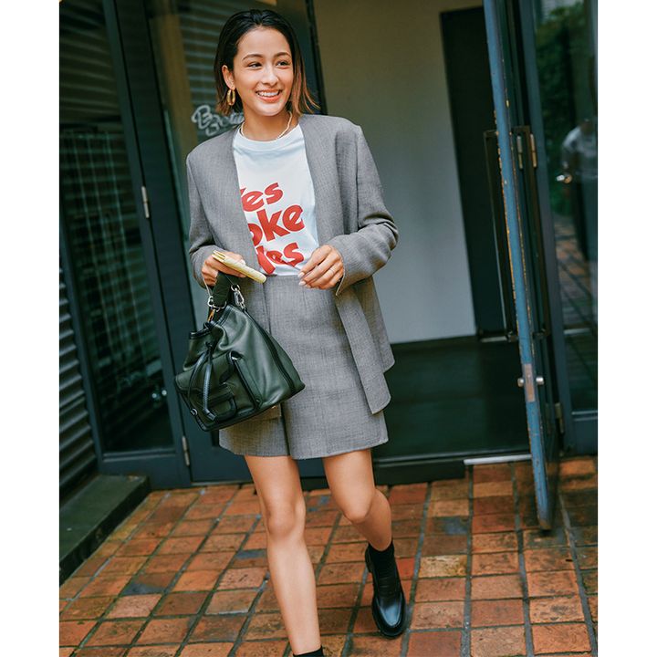 グレーのミニスカートとジャケットのセットアップ