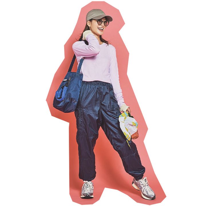 ピンクのカットソーにシャカシャカパンツのキャンプコーデ