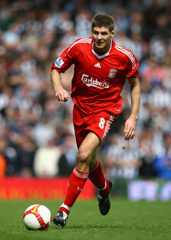 元Jリーガーが2人！サッカーの歴史上「最高の8番」10選