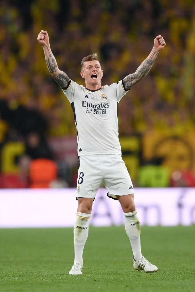 元Jリーガーが2人！サッカーの歴史上「最高の8番」10選