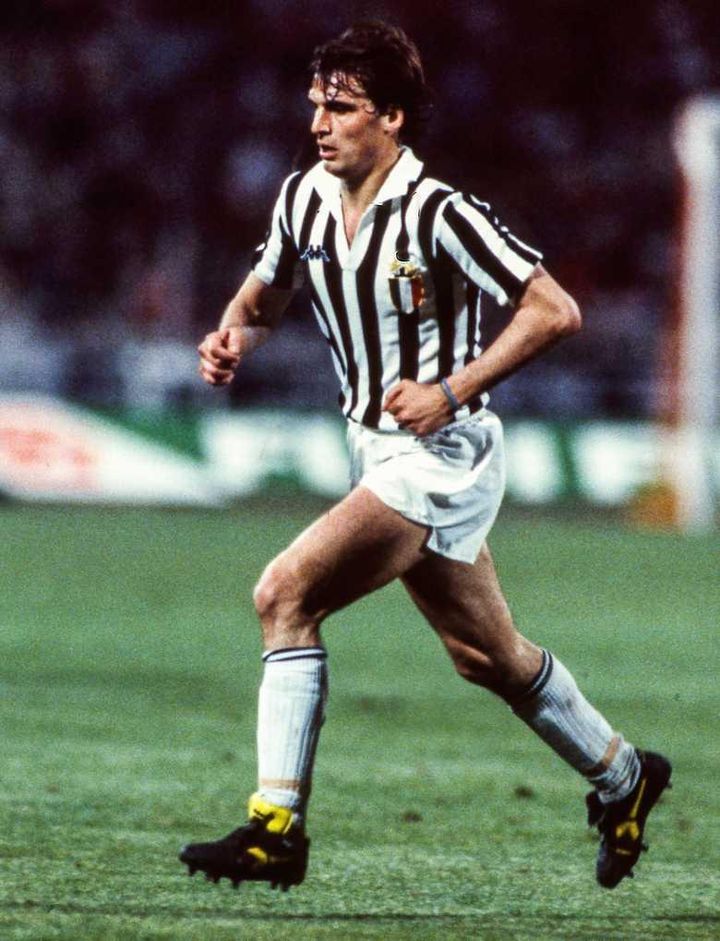 元Jリーガーが2人！サッカーの歴史上「最高の8番」10選