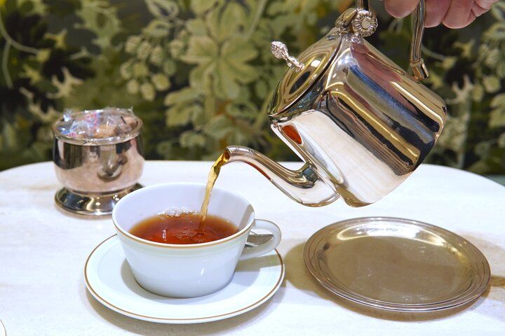 パリのサロン・ド・テの雰囲気に包まれる「ラデュレ 日比谷店」のパティスリーを楽しむ優雅なひととき♪