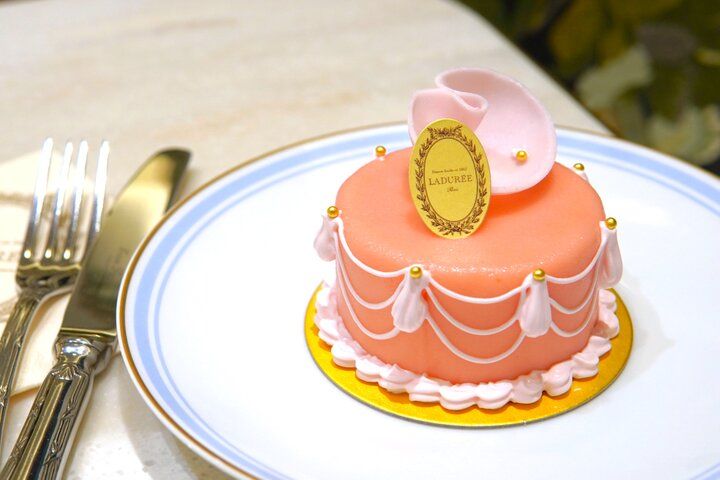 パリのサロン・ド・テの雰囲気に包まれる「ラデュレ 日比谷店」のパティスリーを楽しむ優雅なひととき♪