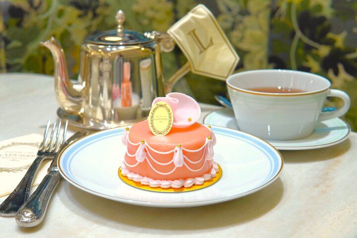 パリのサロン・ド・テの雰囲気に包まれる「ラデュレ 日比谷店」のパティスリーを楽しむ優雅なひととき♪