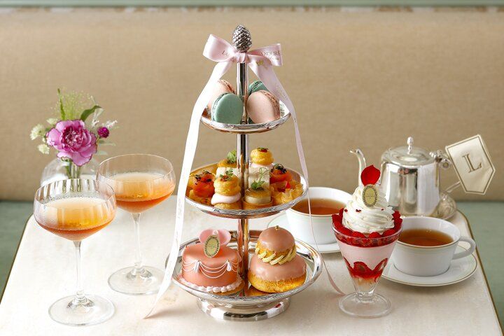 パリのサロン・ド・テの雰囲気に包まれる「ラデュレ 日比谷店」のパティスリーを楽しむ優雅なひととき♪