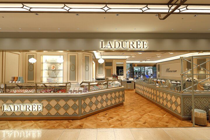 パリのサロン・ド・テの雰囲気に包まれる「ラデュレ 日比谷店」のパティスリーを楽しむ優雅なひととき♪