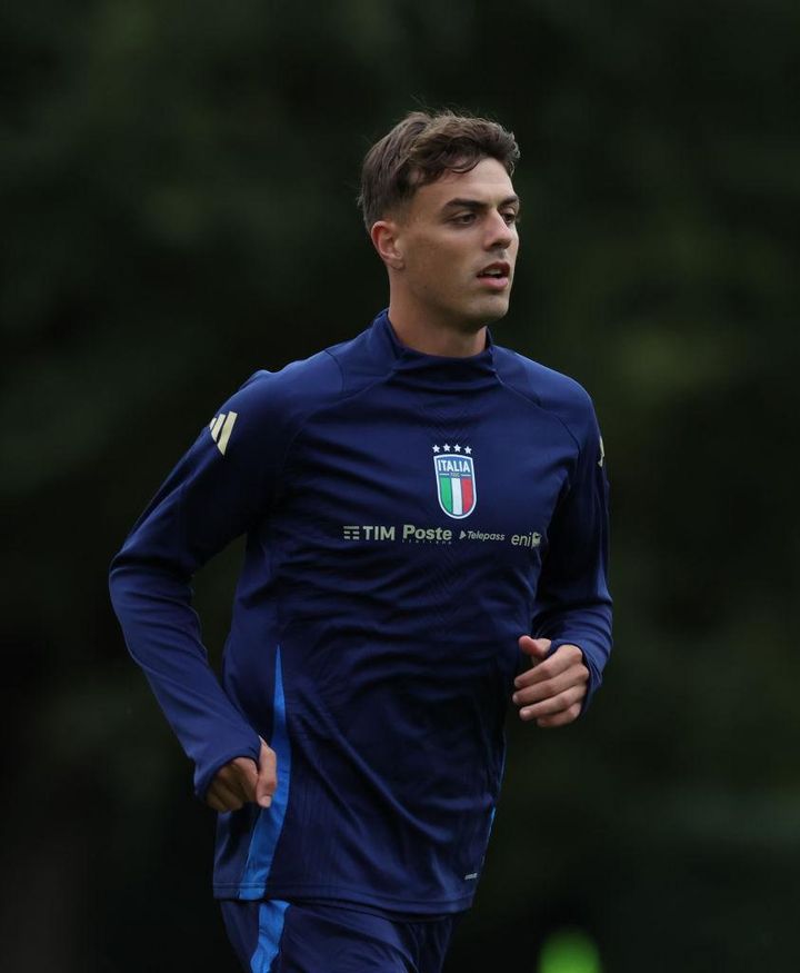 ついに親子3代アズーリ！22歳ダニエル・マルディーニ、初々しい「イタリア代表ユニ姿」がこれ