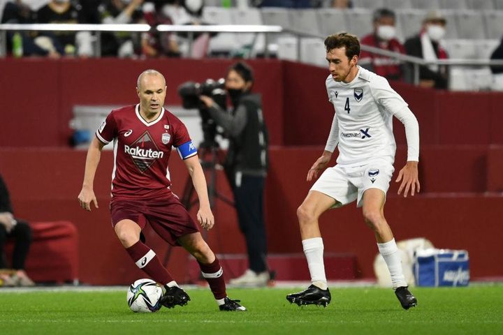 イニエスタと三笘薫、ドリブルの違いは…2人をよく知る神戸DF山川哲史の話が面白い「アンドレスだけが速く動いているみたいな」