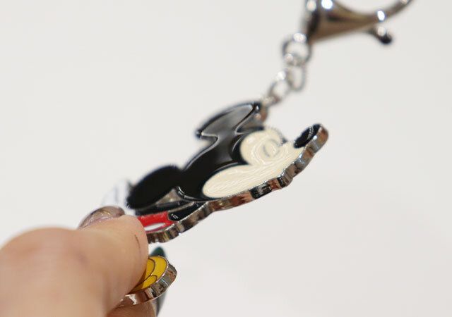 ダイソー ペアキーホルダー（ミッキー／ミニー） 質感