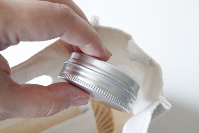 セリア メイクブラシクリーナー 携帯用 スペアスポンジ付 サイズ感 持ち運び