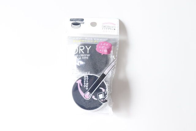 セリア メイクブラシクリーナー 携帯用 スペアスポンジ付 パッケージ