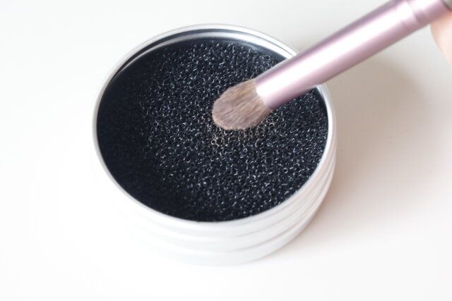 セリア メイクブラシクリーナー 携帯用 スペアスポンジ付 使用例