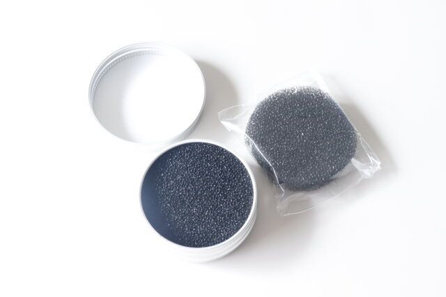 セリア メイクブラシクリーナー 携帯用 スペアスポンジ付 セット内容
