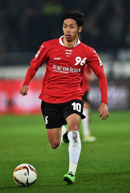 日本代表以外にも！欧州サッカークラブで「10番」を背負った日本人選手たち