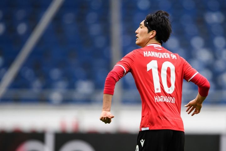 日本代表以外にも！欧州サッカークラブで「10番」を背負った日本人選手たち