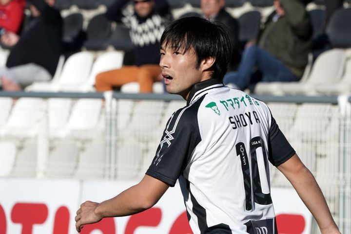 日本代表以外にも！欧州サッカークラブで「10番」を背負った日本人選手たち