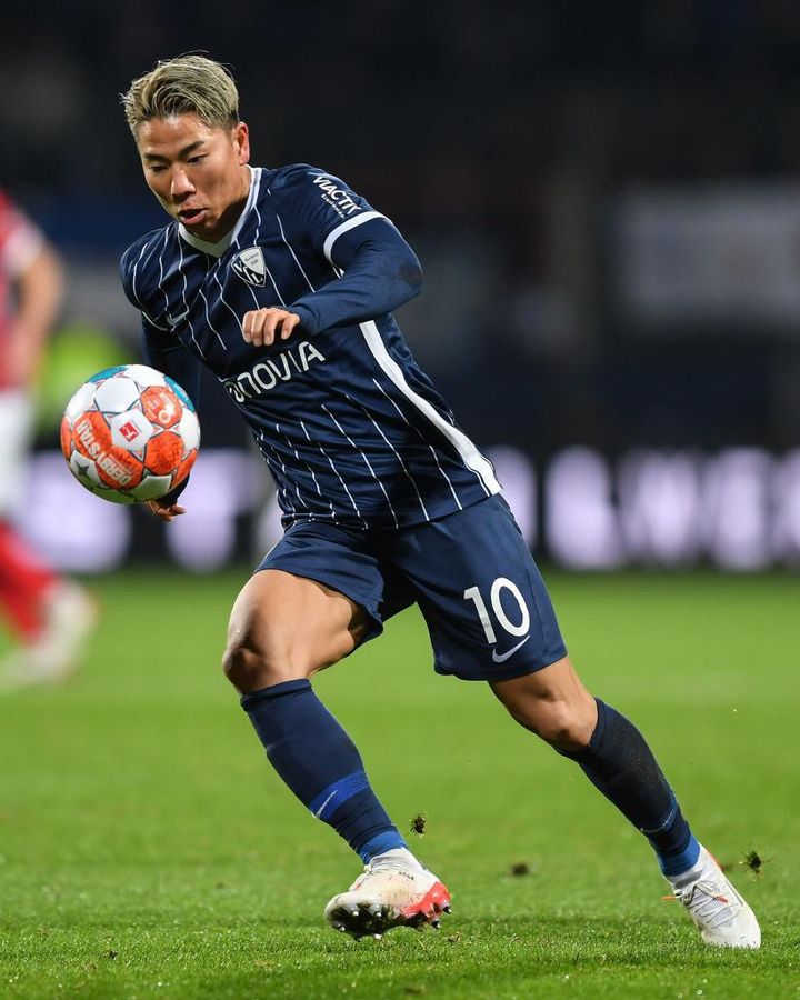 日本代表以外にも！欧州サッカークラブで「10番」を背負った日本人選手たち