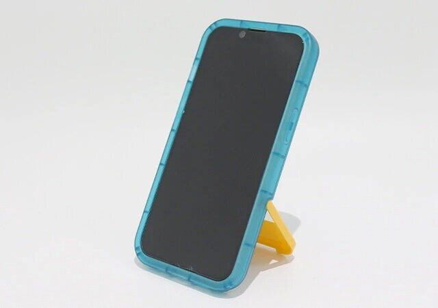 ダイソー スタンド付スマホケース（13＆14、水色×オレンジ） 使用例