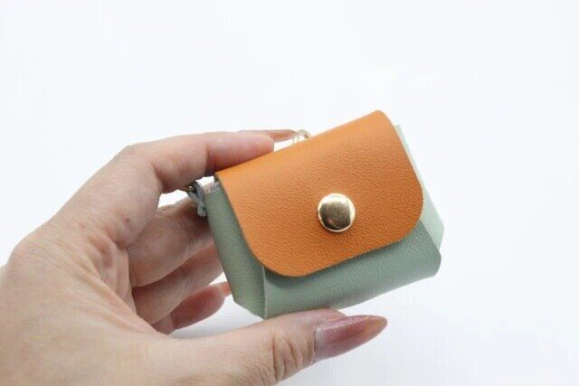 ダイソー ワイヤレスイヤホンケース（カラビナ付）