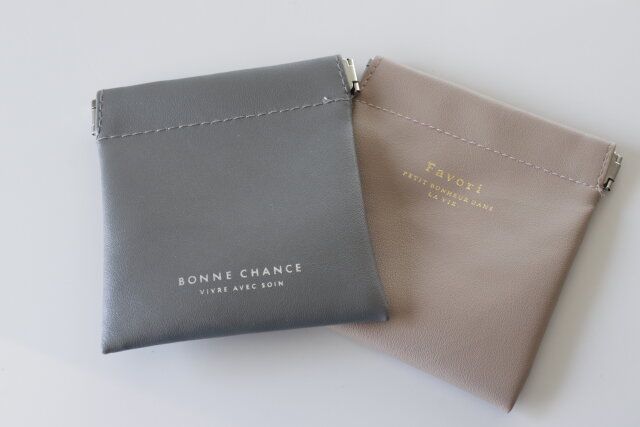 セリア バネ口ミニポーチベーシックロゴ デザイン