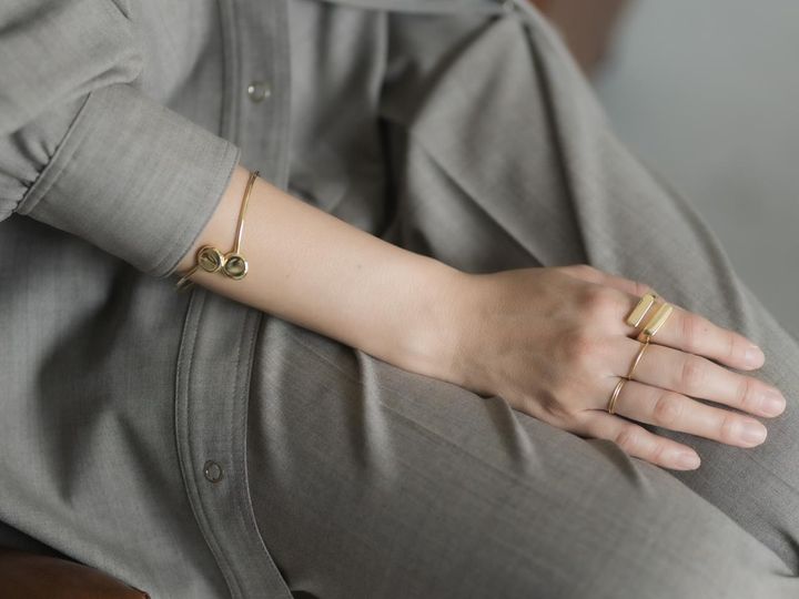 画像: アクセサリーはシンプルな中にデザイン性のあるものが多いという野尻さん。 出典：ftn