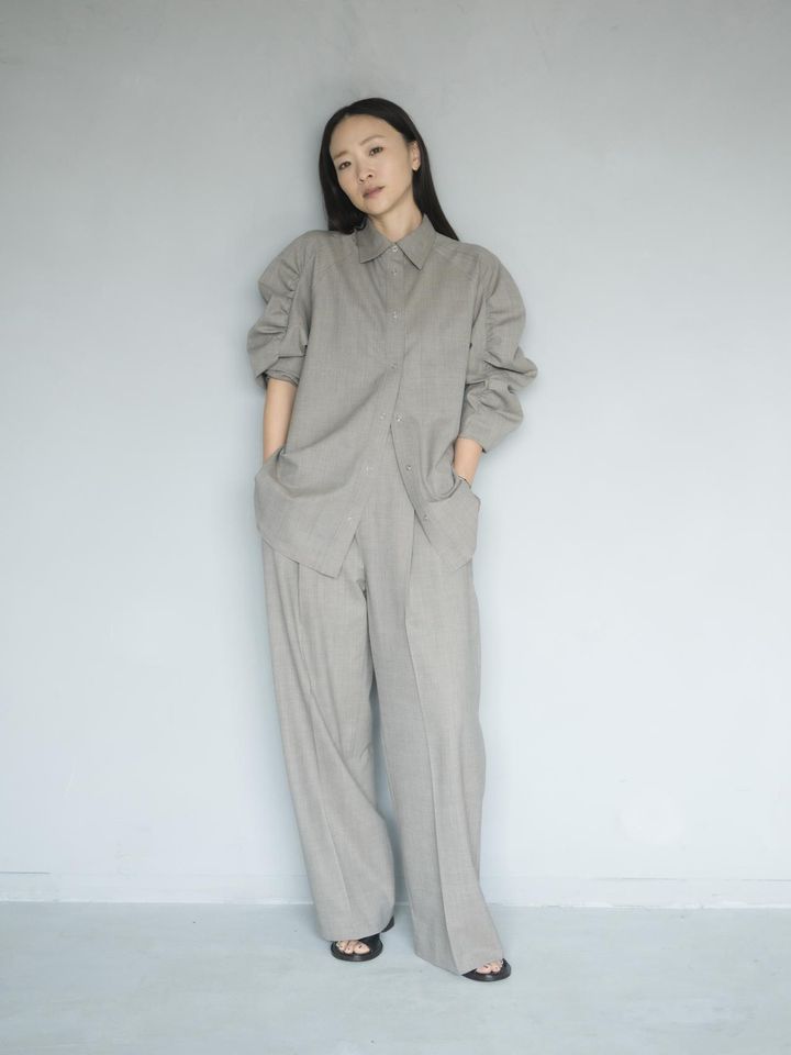 画像: 現在の野尻さんは上品なカジュアルスタイルがお好み。シャツ￥19,800、パンツ￥20,900（いずれも税込）ともに【Wai＋】 その他／本人私物 出典：Wai＋