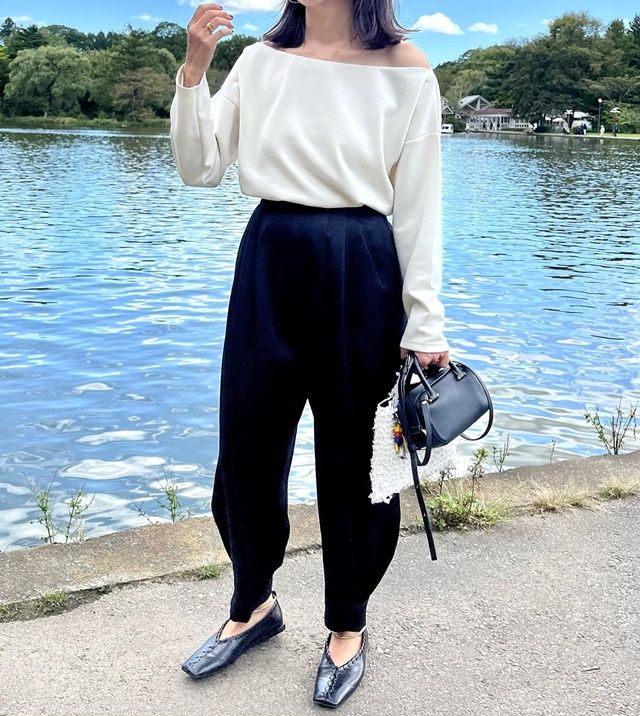しまむらのホワイトの「オフショルプルオーバー」×タックコクーンパンツ