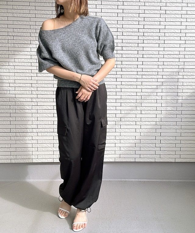 しまむらのダークグレーの「起毛ボートネックプルオーバー」×サテンカーゴパンツ