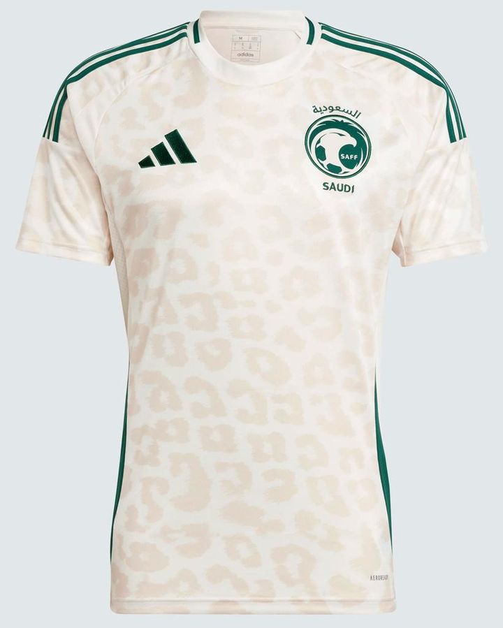 日本代表と対戦！サウジアラビアに2つの最新ユニフォーム登場 白のアウェイは「まさかのヒョウ柄」に