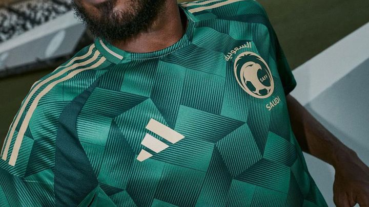 日本代表と対戦！サウジアラビアに2つの最新ユニフォーム登場 白のアウェイは「まさかのヒョウ柄」に
