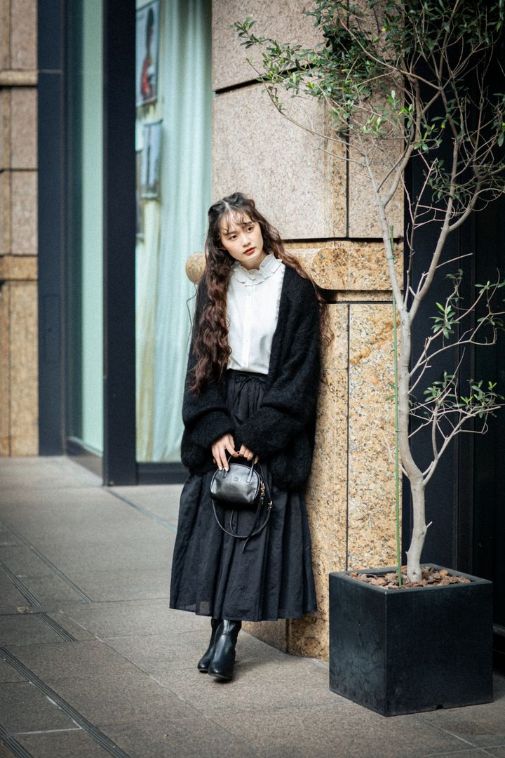 【2024】一枚あると便利「黒カーディガン」が主役の大人コーデ６選をFUDGEが伝授