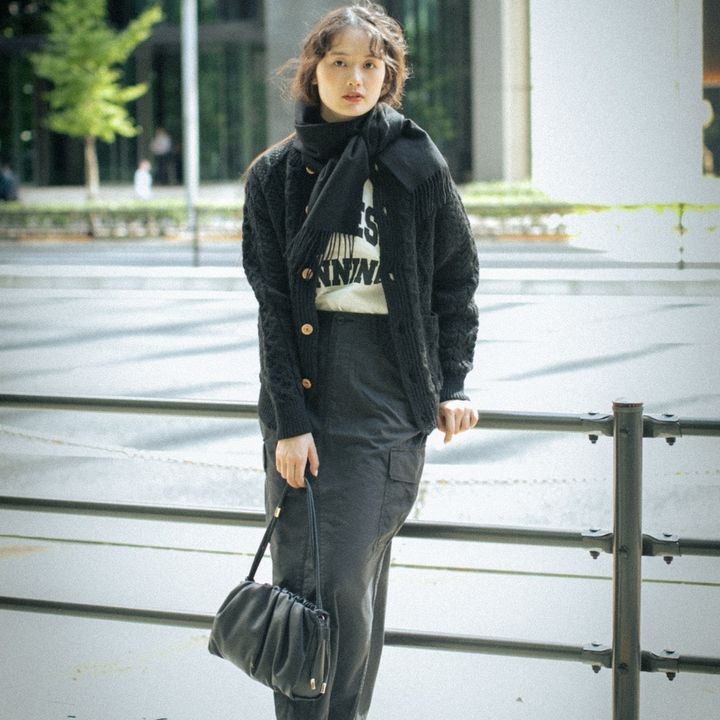 【2024】一枚あると便利「黒カーディガン」が主役の大人コーデ６選をFUDGEが伝授