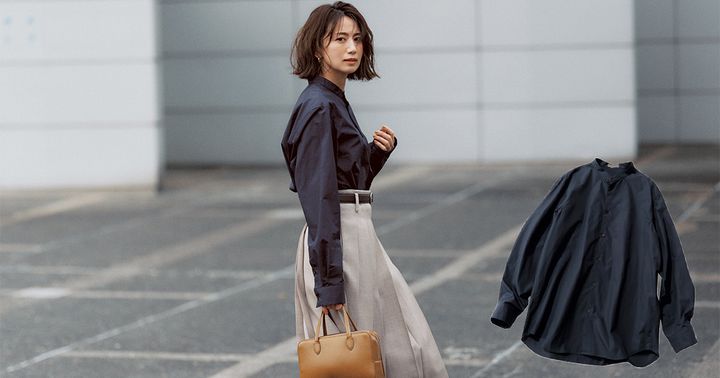 ATONのネイビーシャツにベージュスカートを合わせた秋コーデ