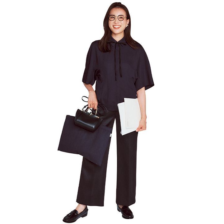 リボン付きの甘ブラウスがオシャレに差がつくネイビーコーデ