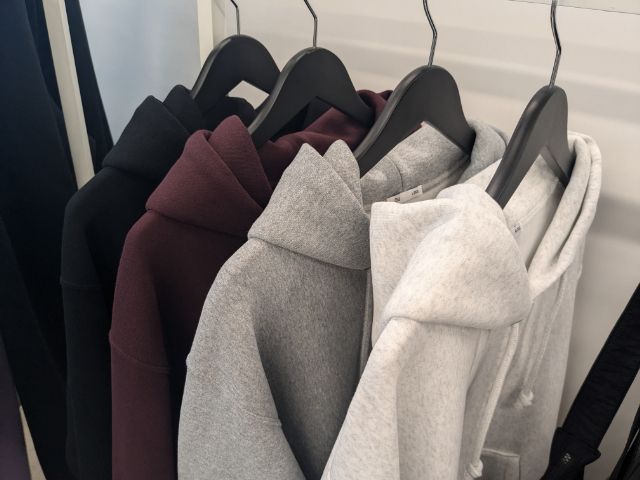 ラックにかけられたヘビーウェイトスウェットプルオーバー