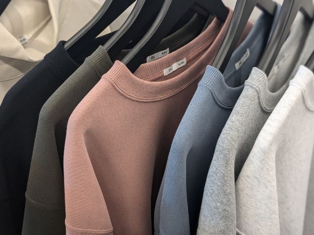 ラックにかけられたヘビーウェイトスウェットプルオーバー