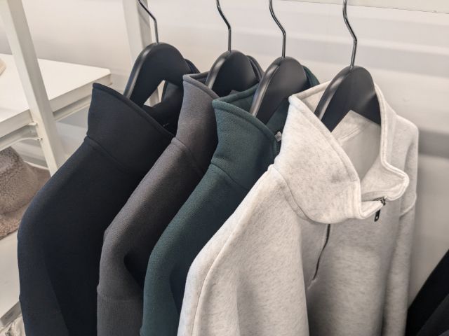 ラックにかけられたヘビーウェイトスウェットフルジップパーカ